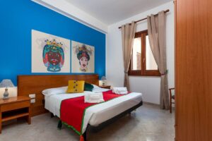 Camera con letto e pannelli in carta da parati